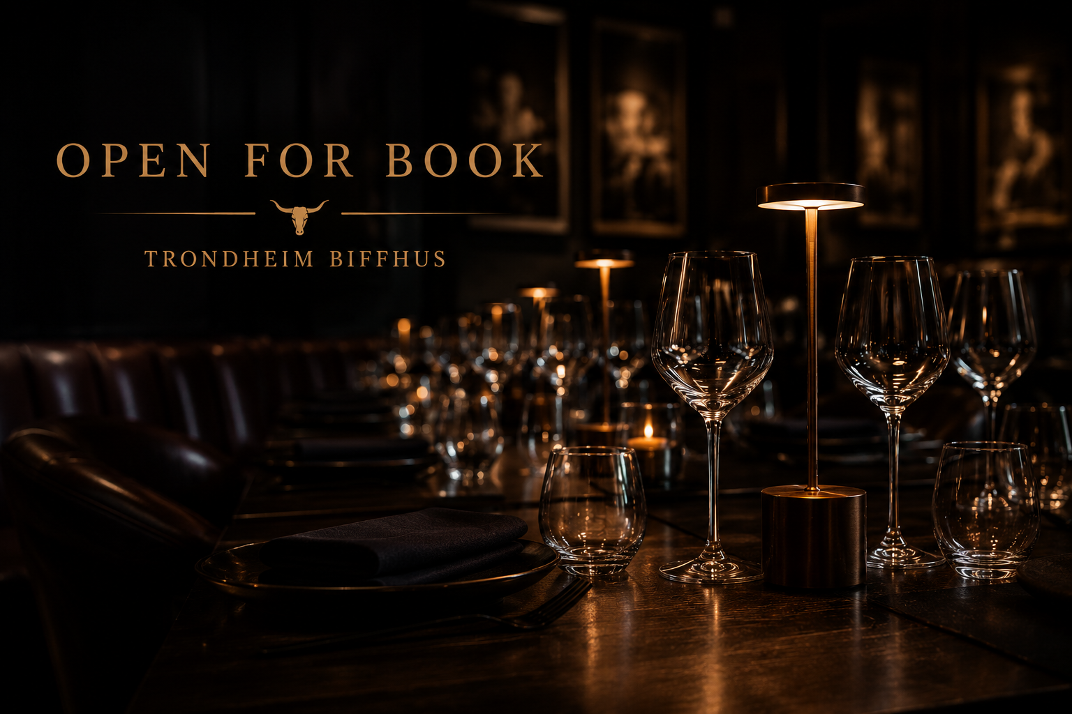 Bordsetting med glass, gulltoner og steakhouse-stemning