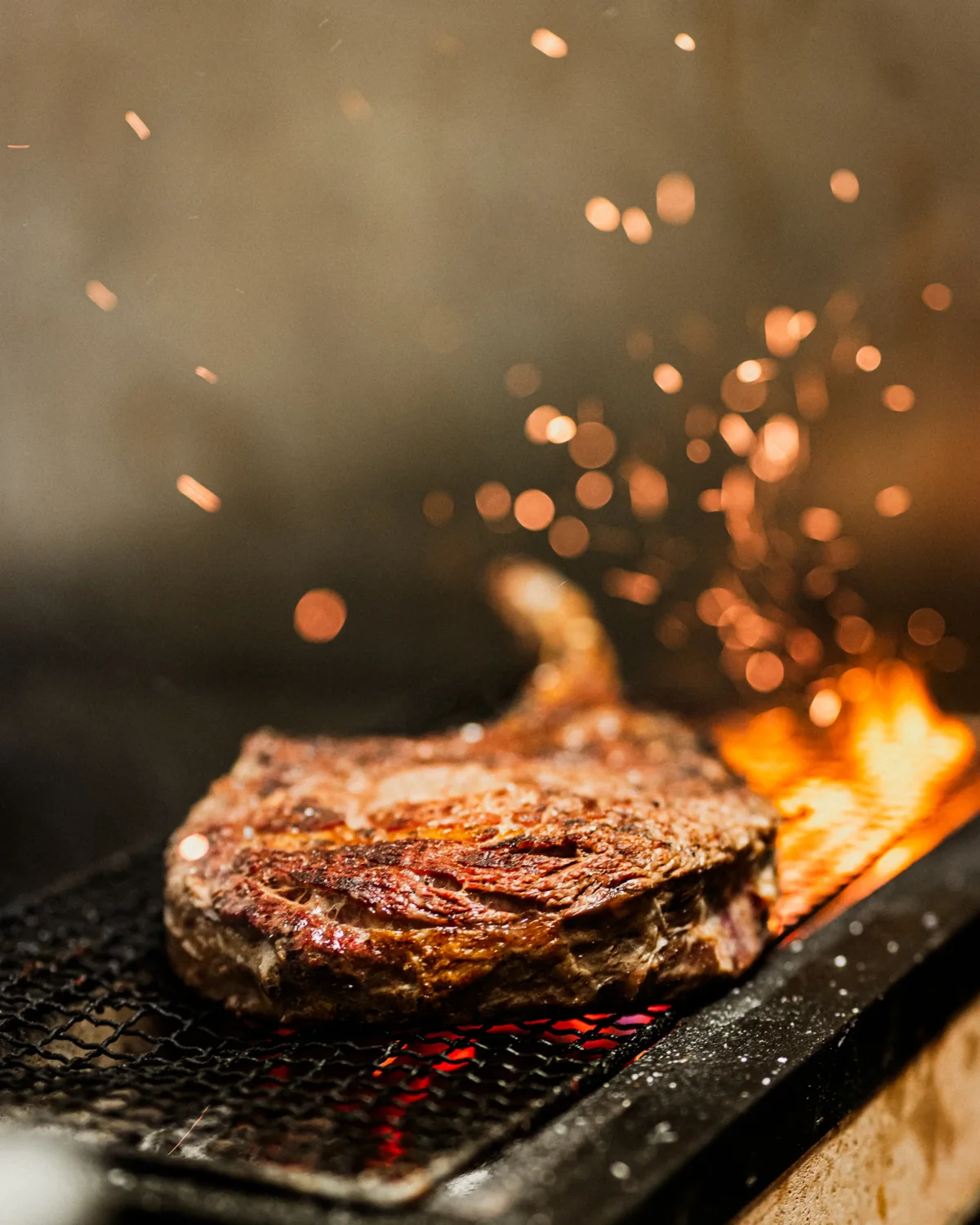 Tomahawk på kullgrillen hos Trondheim Biffhus