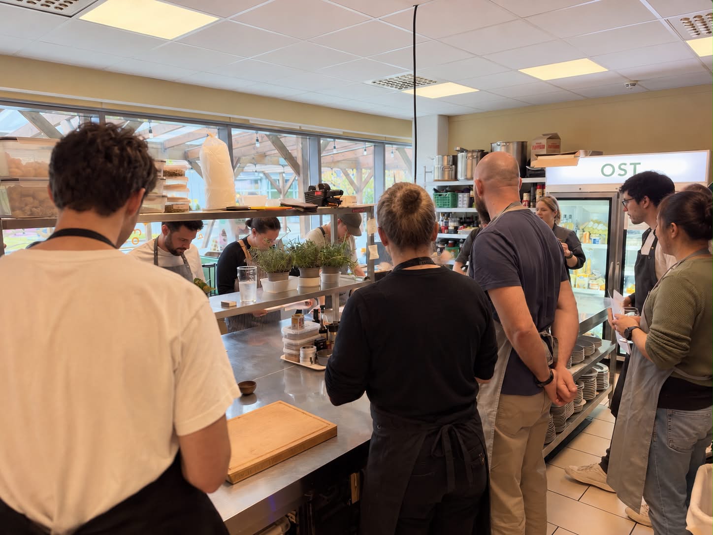 Kursdeltakere samlet rundt arbeidsbenken på kjøkkenet hos Trondheim Biffhus.