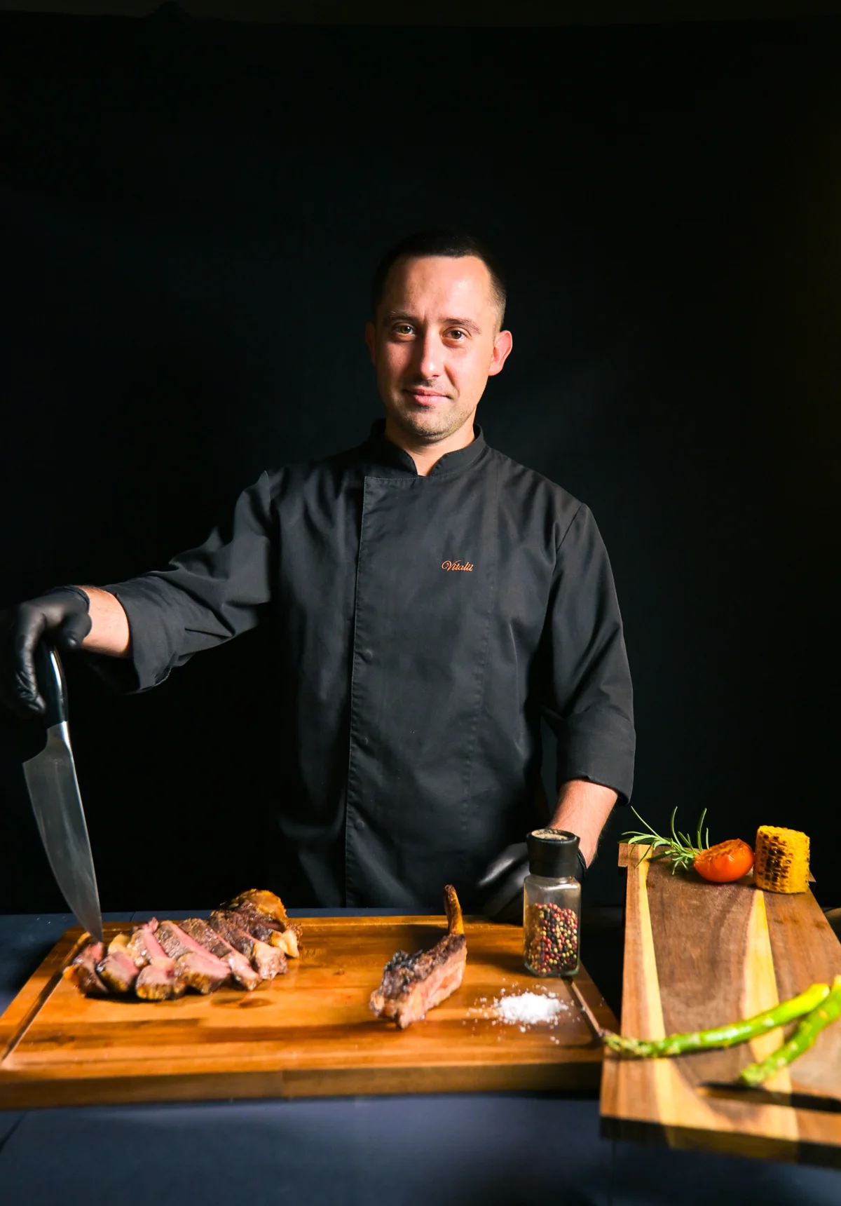 Côte de Boeuf skjæres ved bordet hos Trondheim Biffhus