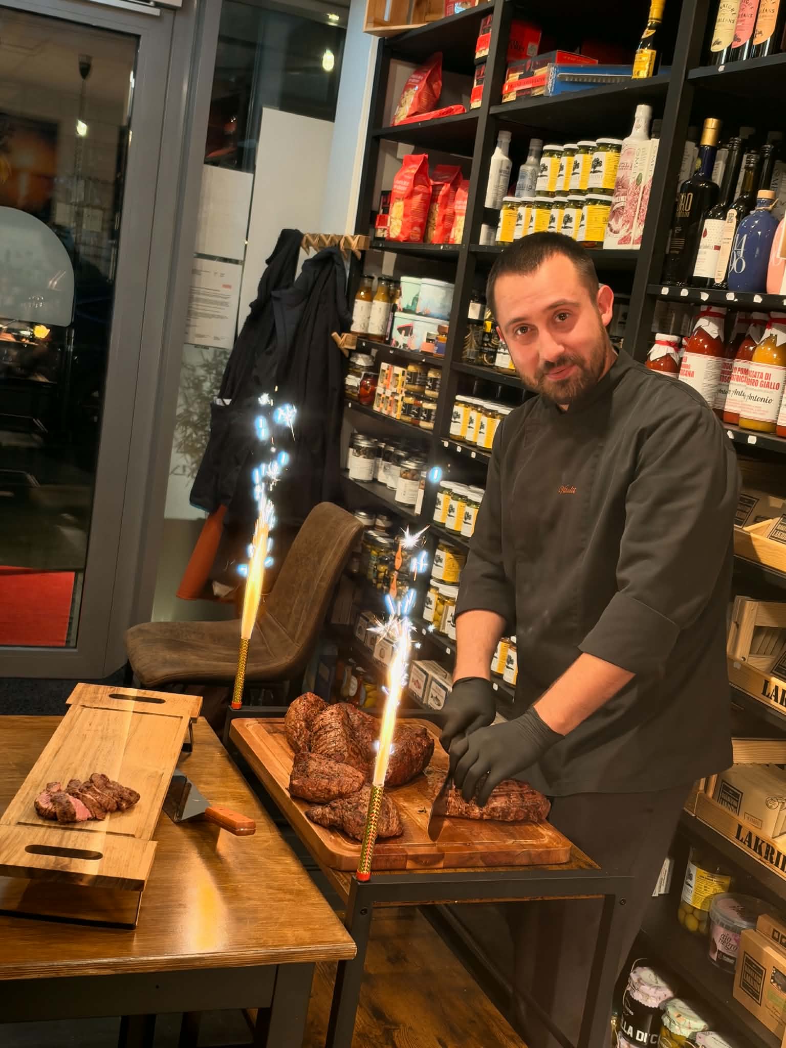 Kokk presenterer grillet biff på serveringsbrett hos Trondheim Biffhus.